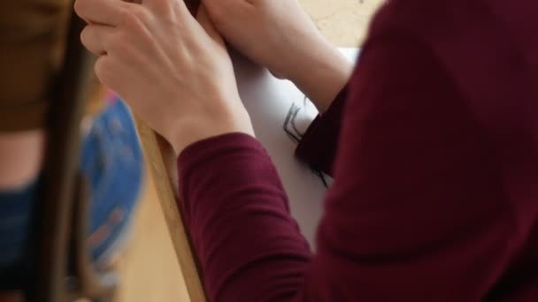 Les mains de l'artiste féminine dessine des croquis de modèle nu — Video