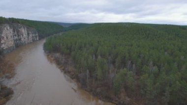 Büyük bir orman çevreleyen dağ Nehri'ne bakan Panaramic görünümü