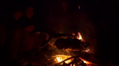 Gece ormanda yavaş kamp ateşi