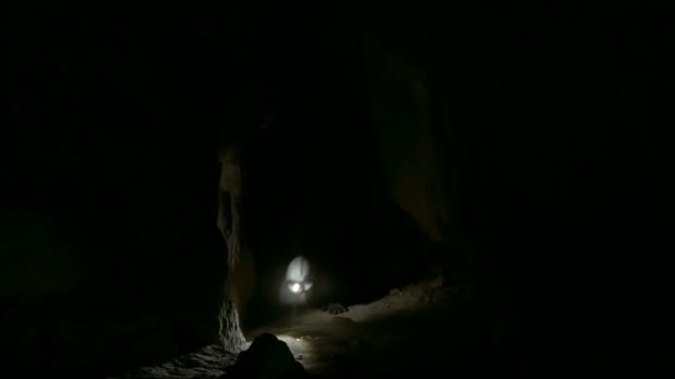 El joven espeleólogo masculino fue agarrado por el pie en la cueva oscura - horror — Vídeo de stock