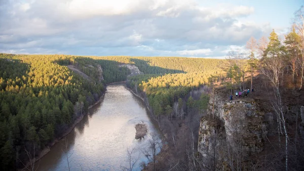 Vue fascinante sur la rivière de montagne et la forêt dense — Photo