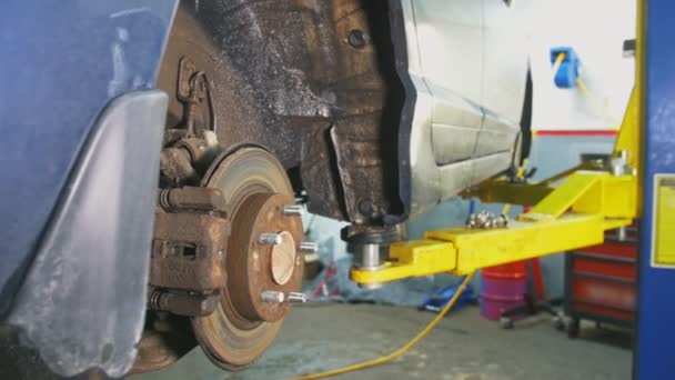 Opravy automobilů v automobilové služby pro upevnění, pracovník detail — Stock video