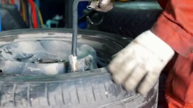 Lastikler hava - mekanik atölye ile çalışan arabayı hizmetindeki açılırsa