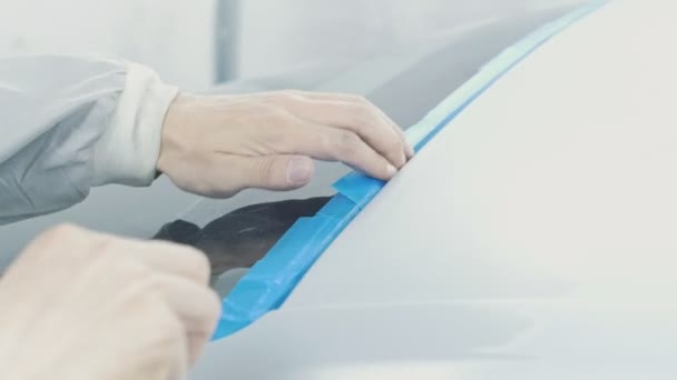 Le mani del lavoratore coprono l'auto prima di dipingere - pittore di auto professionale in officina del veicolo — Video Stock