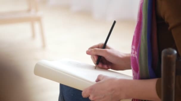 Руки жінки-художника роблять вимірювання олівцем моделі — стокове відео