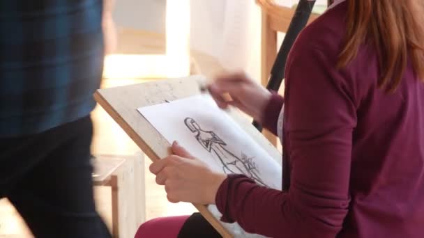 Nahá modelka pózuje pro umělec kreslí náčrty ve studiu — Stock video