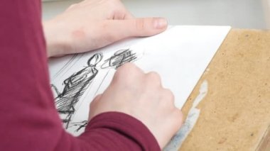 Genç kız sanatçı skeçler stüdyoda çizer.