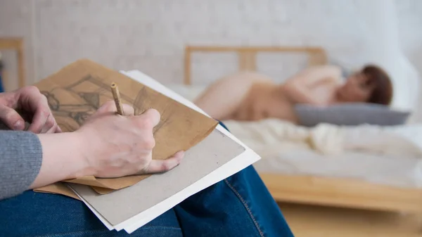 Kadın ressam flont çıplak kadın modeli skeçler - bulanık çizer