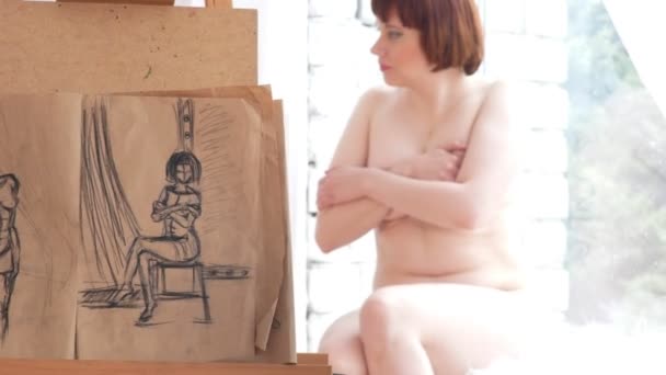 Γυναίκα καλλιτέχνης σκιαγραφώντας γυμνό μοντέλο σε σχέδιο studio — Αρχείο Βίντεο