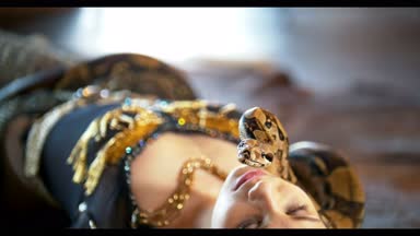 Boynundaki python ile yerde yatarken çekici sirk aktris