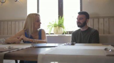 Neşeli tatlılar çift alır ve konuşkan Café