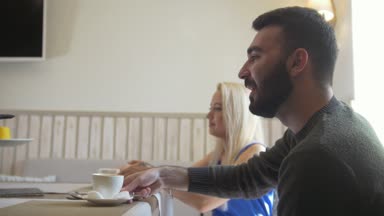 Ücretsiz neşeli adam ve kadının zaman görüşmeler ve alır Café tatlılar
