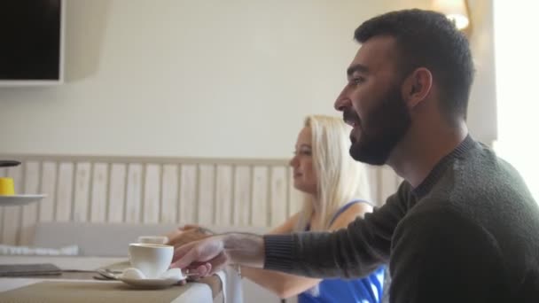 Vrolijke man en vrouw genieten van vrije tijd besprekingen en neemt de desserts in het café — Stockvideo