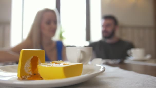 Läcker dessert framför lyckliga paret talar på café — Stockvideo
