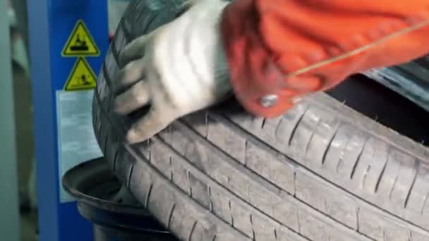 Arbetar för att reparera däck - mekanisk verkstad — Stockvideo