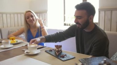 Mutlu çift bir bardak kahve Café zevk birlikte