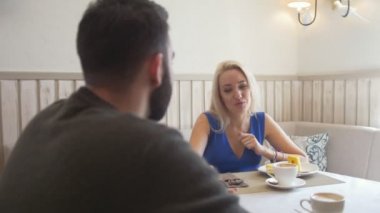 Mutlu çift Café bir tarihte tatlılar çok ciddiyim
