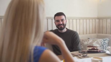 Yakışıklı beyaz adamın önünde kadın konuşma kafede tadını çıkarırken söz