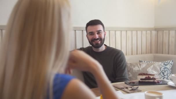 Schöner kaukasischer Mann vor einer Frau, die sich unterhält, während sie Gespräche im Café genießt — Stockvideo