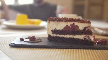 Tatlı pasta önünde café'de konuşan çift dilimlenmiş