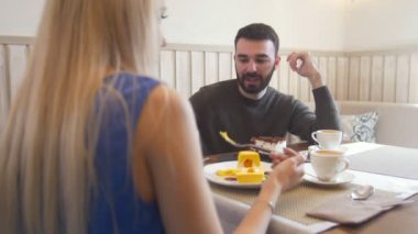 Kadının önünde Beyaz delikanlı tatlılar kafede çalışır