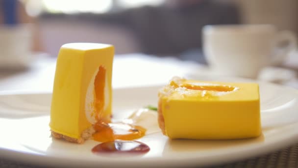 Десерт лимонный нарезанный на тарелке — стоковое видео