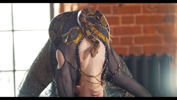 年轻美丽的马戏女演员跳舞与蛇在演播室 — 图库视频影像