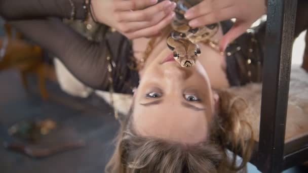 Portrét mladé ženy tanečnice ležící s python — Stock video