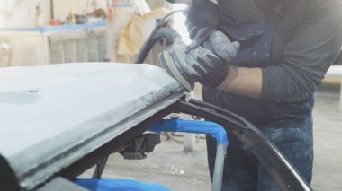 Adam çalışan araba parlatma - boyama için hazırlanması araba atölye
