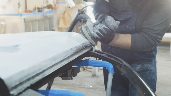Άνδρας εργαζόμενος σε συνεργείο αυτοκινήτων Γυάλισμα αυτοκινήτου - προετοιμασία για τη ζωγραφική — Φωτογραφία Αρχείου