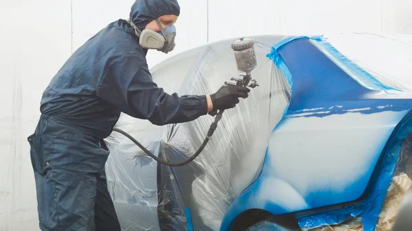 Pintor de coches profesional en taller de vehículos — Foto de Stock