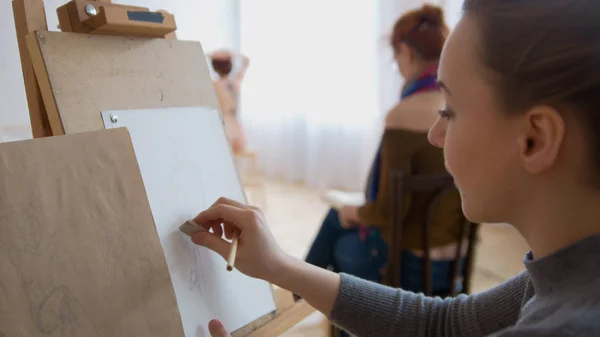 Jovem pintora desenha esboços em estúdio de desenho — Fotografia de Stock