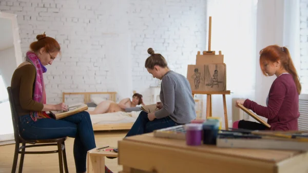 Mujeres jóvenes artistas pintando cuadro en estudio de arte —  Fotos de Stock