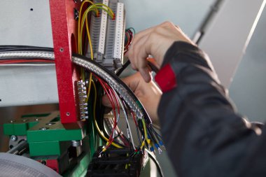 Elektrikçi mühendisi - anahtarlama ve test etme donanımları, telleri ile çalışma