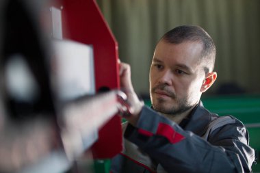 Adam işçi elektrikçi Oluşturucusu mühendis çalışması sırasında