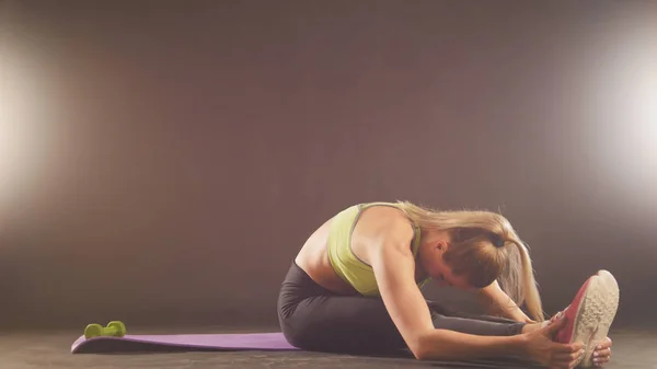 Flexible Frau im Studio macht Kniebeugen-Übungen für das Gesäß — Stockfoto