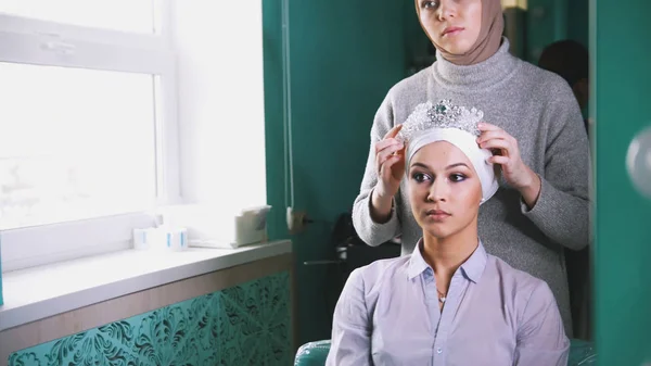 Muzułmanka stawia tiara na głowie piękny muzułmańskich narzeczonych — Zdjęcie stockowe