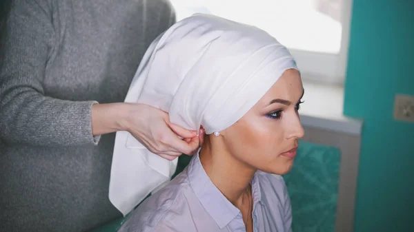 Vrouwelijke handen islamitische bruiloft hoofdtooi maken voor de prachtige islamitische bruid — Stockfoto
