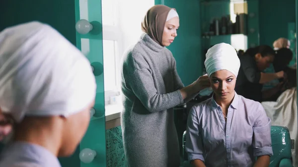 Przygotowanie ślubu islamskiego nakrycia głowy dla piękna panna młoda Muzułmanka — Zdjęcie stockowe