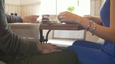 Ücretsiz neşeli adam ve kadının zaman görüşmeler ve alır Café tatlılar
