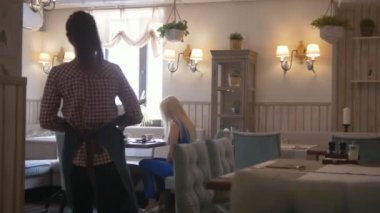 Genç çift sipariş café'de yapmak için menü alır