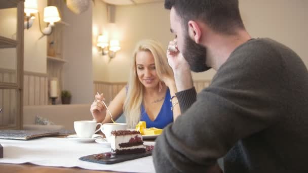 Feliz casal caucasiano leva sobremesas e falando no café — Vídeo de Stock