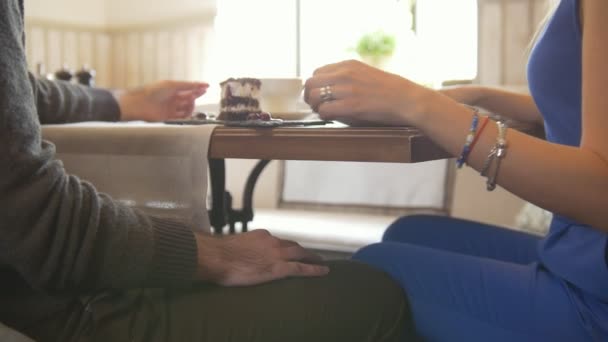 Alegre hombre y mujer disfrutando de charlas de tiempo libre y toma los postres en la cafetería — Vídeo de stock