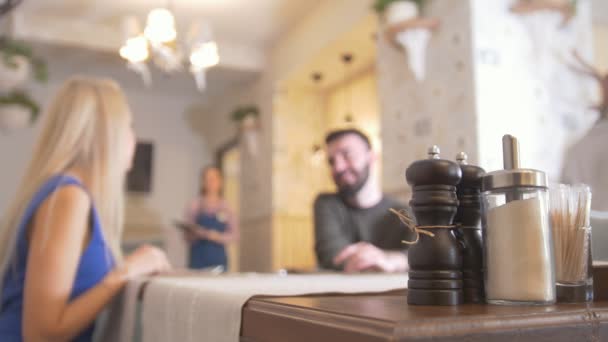 Milující pár sedí v kavárně. de-zaměřil — Stock video