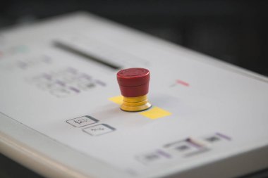 Kırmızı düğme kontrol panelindeki baskı basın makine