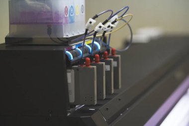Profesyonel tipografi yazıcıdaki içinde renk mürekkep kartuşları