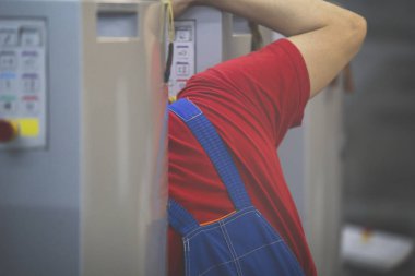 Omuz Matbaa arkasında çalışan insanın