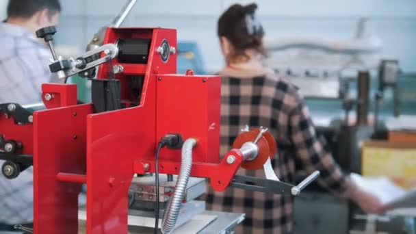 Matériel d'imprimerie devant les personnes travaillant dans la typographie — Video