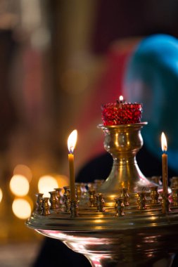 Ortodoks Kilisesi tribünde üzerinde yanan mumlar
