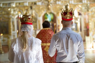 Gelin ve damat kron üzerinde Kilisesi Ortodoks nişan töreni ile